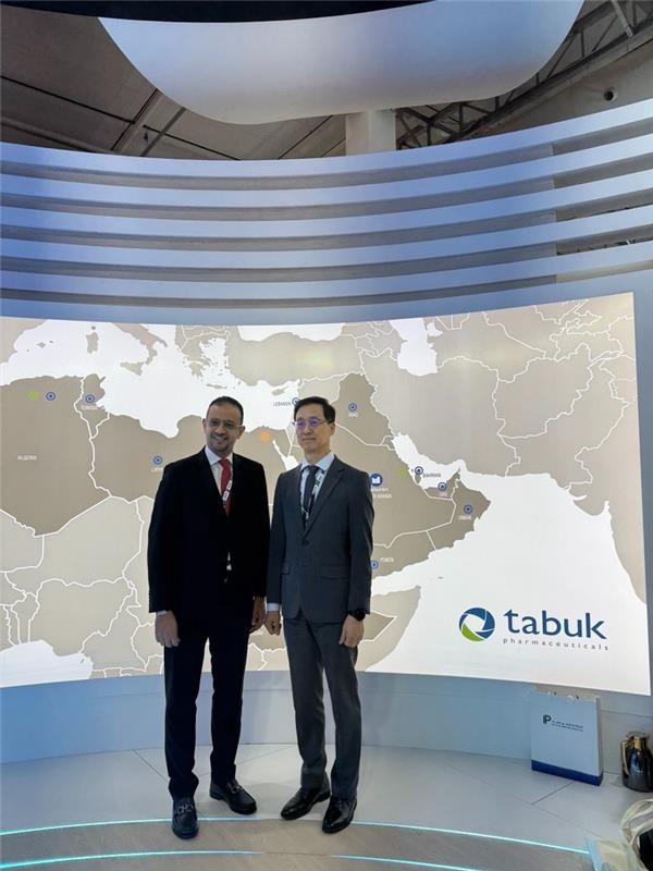 <Photo> Hanmi CEO Jae-Hyun Park and Tabuk CEO Ismail Shehada discussed strategies to introduce Hanmi’s innovative therapies, including Rolontis, to the Middle Eastern market.