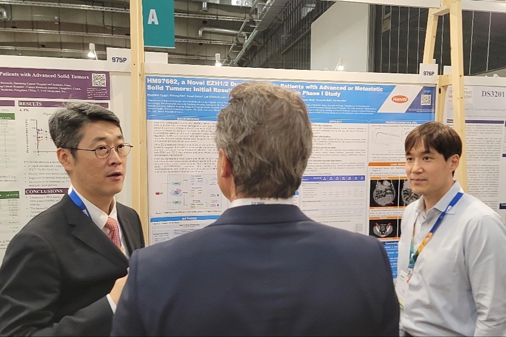 Professor Bhumsuk Keam (left) of the Department of Hematology?Oncology at Seoul National University Hospital and Paul Rhee (right), Senior Clinical Research Scientist at Hanmi’s ONCO Clinical Team, presented the results of a Phase 1 clinical study of HM97662, a next-generation innovative targeted anticancer therapy under development, to attendees at the ESMO Congress 2025 held in Berlin, Germany, on October 19 (local time).